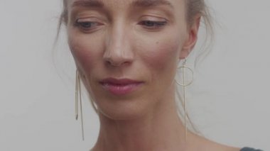 sarışın 30'lu kadın pozlar Studio kameraya