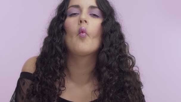 Capelli ricci neri modello plus size con occhi marroni su sfondo lilla con trucco lilla — Video Stock