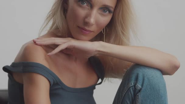 Blonde 30s vrouw poses in studio naar de camera — Stockvideo