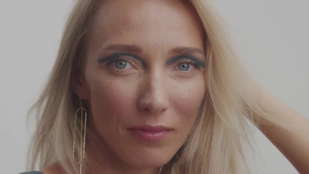 Blond 30s žena pózy v studio k fotoaparátu — Stock video