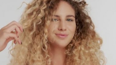 Model beyaz doğal makyaj ile büyük kıvırcık sarı saçlı Studio