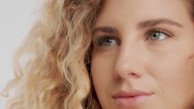Model beyaz doğal makyaj ile büyük kıvırcık sarı saçlı Studio