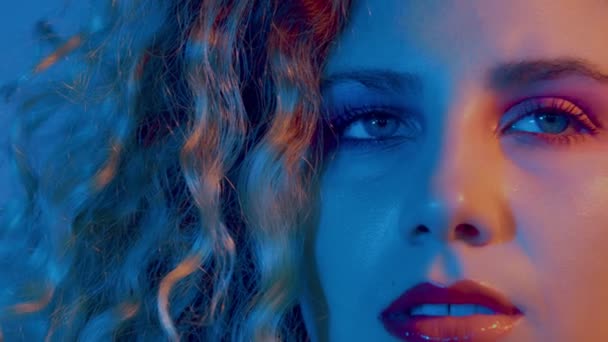 Renk ışık portre portreler büyük kıvırcık hari kadınla — Stok video