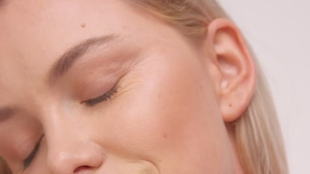 Beauté modèle nordique en studio sur blanc. Beauté cosmétique commercial vidéo — Video