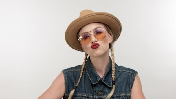 Modellen in muts met twee vlechten en glassess, ziet eruit als een cowboy meisje — Stockvideo