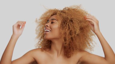 karışık ırk siyah kıvırcık saçlı sarışın model