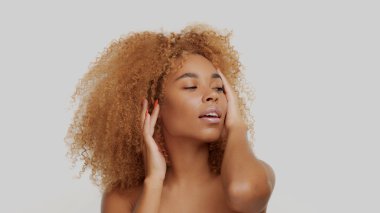 karışık ırk siyah kıvırcık saçlı sarışın model