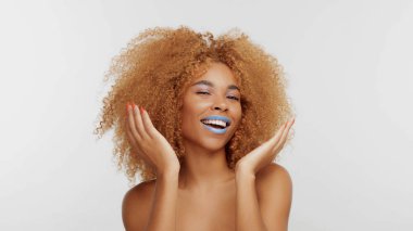 karışık ırk siyah kıvırcık saçlı sarışın model