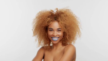 karışık ırk siyah kıvırcık saçlı sarışın model