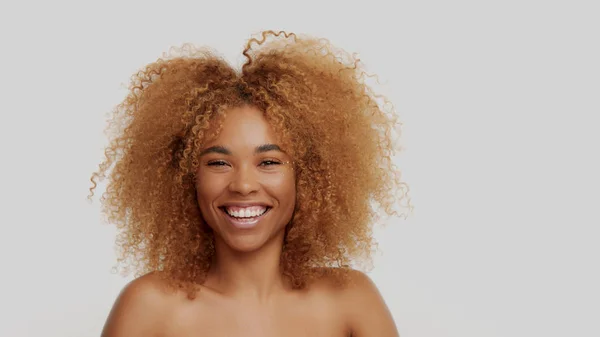 Raça mista modelo loira preta com cabelo encaracolado — Fotografia de Stock