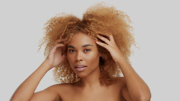 Raça mista modelo loira preta com cabelo encaracolado — Fotografia de Stock