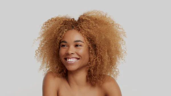 Modelo rubia negra de raza mixta con pelo rizado — Foto de Stock