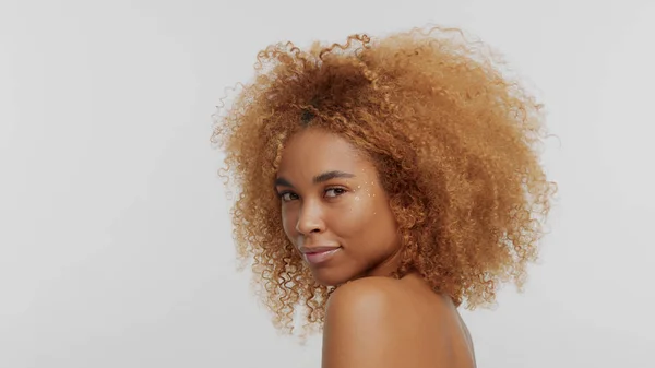 Blondýna Smíšené rasy černý model s kudrnatými vlasy — Stock fotografie