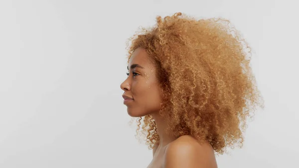 混合种族黑色金发模型与卷曲的头发 — 图库照片