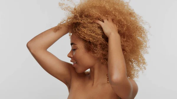 Raça mista modelo loira preta com cabelo encaracolado — Fotografia de Stock