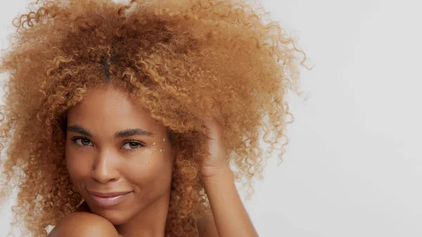 Raça mista modelo loira preta com cabelo encaracolado — Fotografia de Stock