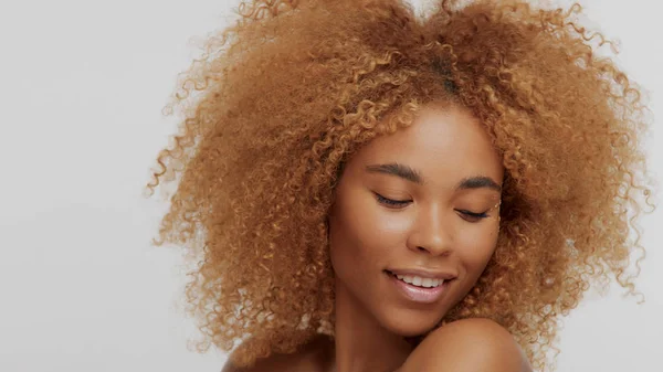 Blandad ras svart blond modell med lockigt hår — Stockfoto