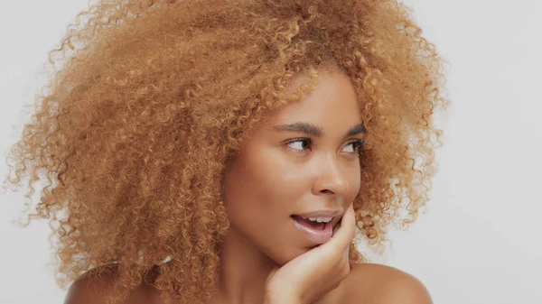 Raça mista modelo loira preta com cabelo encaracolado — Fotografia de Stock