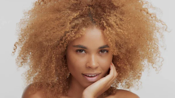 Raça mista modelo loira preta com cabelo encaracolado — Fotografia de Stock