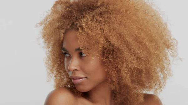 Modelo rubia negra de raza mixta con pelo rizado — Foto de Stock