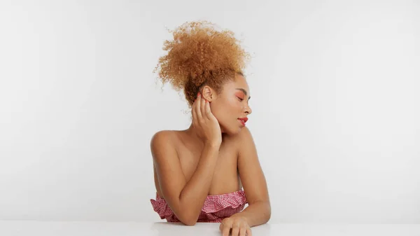 Raça mista modelo loira preta com cabelo encaracolado — Fotografia de Stock