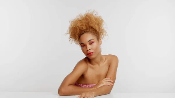 Gemengd ras zwarte blonde model met krullend haar — Stockfoto