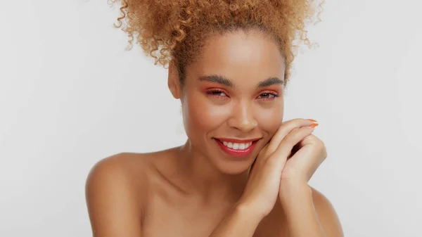 Raça mista modelo loira preta com cabelo encaracolado — Fotografia de Stock