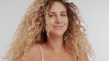 Model beyaz doğal makyaj ile büyük kıvırcık sarı saçlı Studio