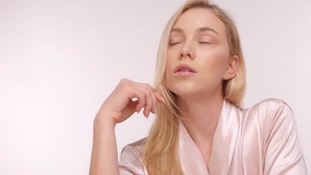 Schoonheid Noordse model in de studio op wit. Schoonheid cosmetische commerciële video — Stockvideo