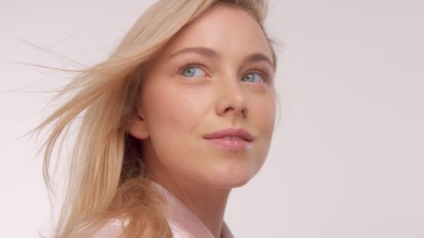 Modelo nórdico de belleza en estudio en blanco. Belleza cosmética vídeo comercial — Vídeos de Stock