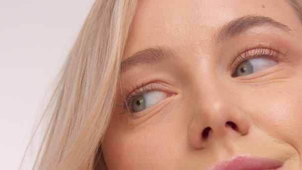 Beauté modèle nordique en studio sur blanc. Beauté cosmétique commercial vidéo — Video