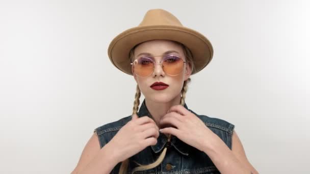 Modelos em chapéu com duas tranças e glassessment, parece uma menina cowboy — Vídeo de Stock