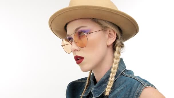 Modelos en sombrero con dos trenzas y glassess, se parece a una chica vaquera — Vídeo de stock