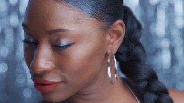 Glamour glow disko stili gümüş yağmur arka plan üzerinde siyah karışık ırk modeli