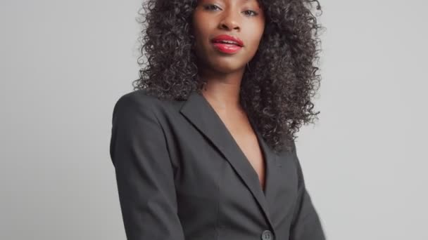 Черный смешанной расы женщина в офисном стиле выглядят с кудрявыми черными волосами — стоковое видео