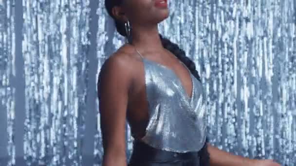 Smíšené rasy černý model v glamour stylu disco záře na pozadí stříbrný déšť — Stock video