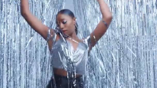 Schwarzes Mixed Race Modell im Glamour Glow Disco Stil auf silbernem Regenhintergrund — Stockvideo