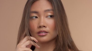 bej renkli arka plan üzerinde doğal makyaj ile Tay Asya modeli