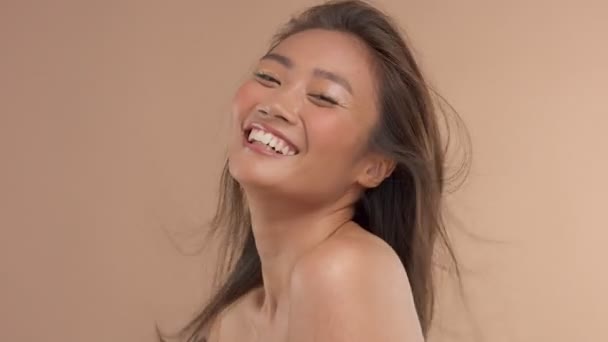 Modèle asiatique thaï avec maquillage naturel sur fond beige — Video