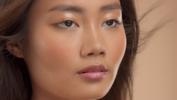 Tailandês asiático modelo com maquiagem natural no fundo bege — Vídeo de Stock