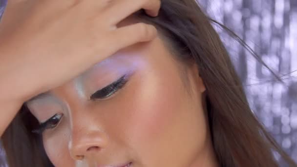 Thai asiatisch modell im studio mit silber regen disco hintergrund und party make-up — Stockvideo