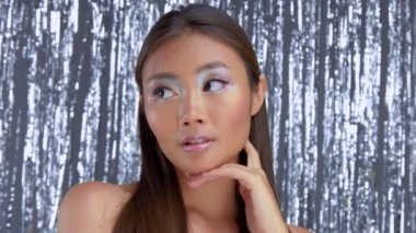 Tay Asya modeli Studio gümüş yağmur disko arka plan ve parti makyaj