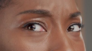 Doğal tarafsız makyaj ile bej renkli arka plan üzerinde siyah karışık ırk modeli