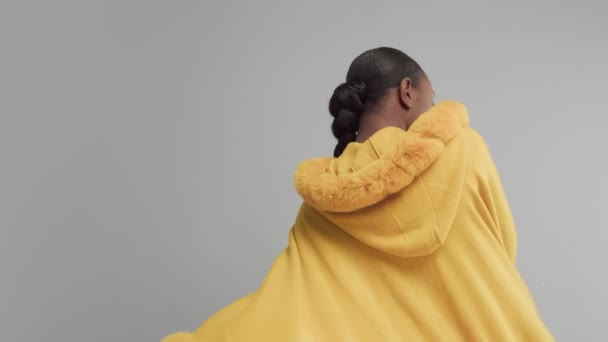 Μαύρο μικτή φυλή μοντέλο σε στούντιο φορούν κίτρινο κρατώ περισσότερο φωτεινό outumn ματιά — Αρχείο Βίντεο