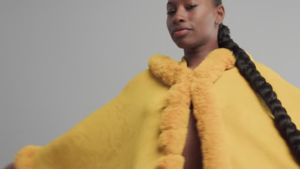 Black mixed race model in studio wear yellow outwear bright outumn look — Stock Video