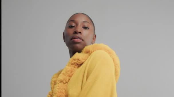 Modelo de raza mixta negro en estudio desgaste outwear amarillo look outumn brillante — Vídeos de Stock
