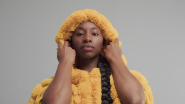 Μαύρο μικτή φυλή μοντέλο σε στούντιο φορούν κίτρινο κρατώ περισσότερο φωτεινό outumn ματιά — Αρχείο Βίντεο