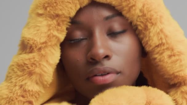 Zwart gemengd ras model in studio slijtage geel uitloper helder outumn blik — Stockvideo