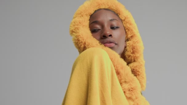 Черная смешанная модель расы в студии носить желтую одежду яркий внешний вид — стоковое видео