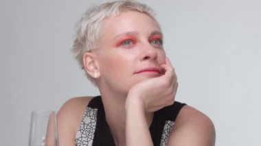 Genç kadın portresi Studio gül asma içecekler